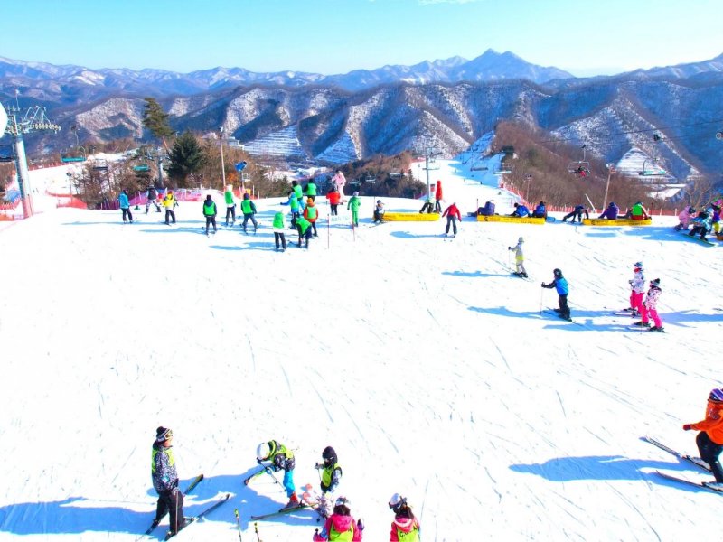 Ski Lesson at Elysian Ski instructor teaching beginners