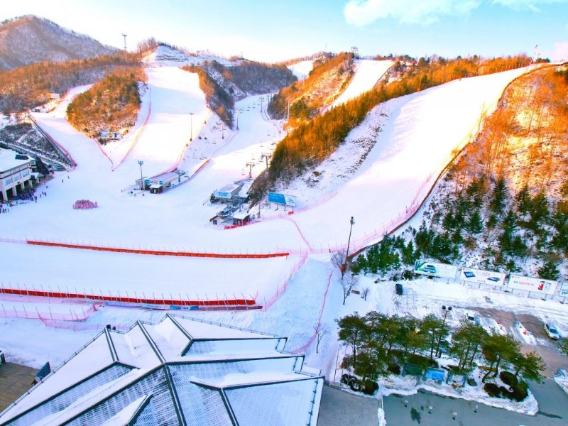 Elysian Gangchon Ski Resort Skiers enjoying the slopes at Elysian Gangchon
