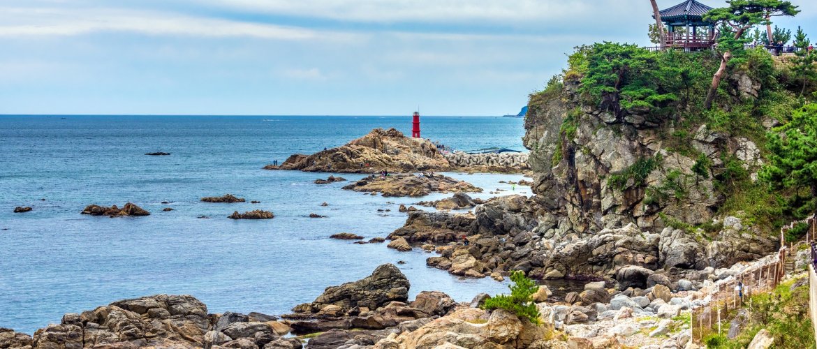 Mt. Seorak and Naksansa Temple highlights Seoraksan National Park granite peaks and Naksansa Temple coastal setting