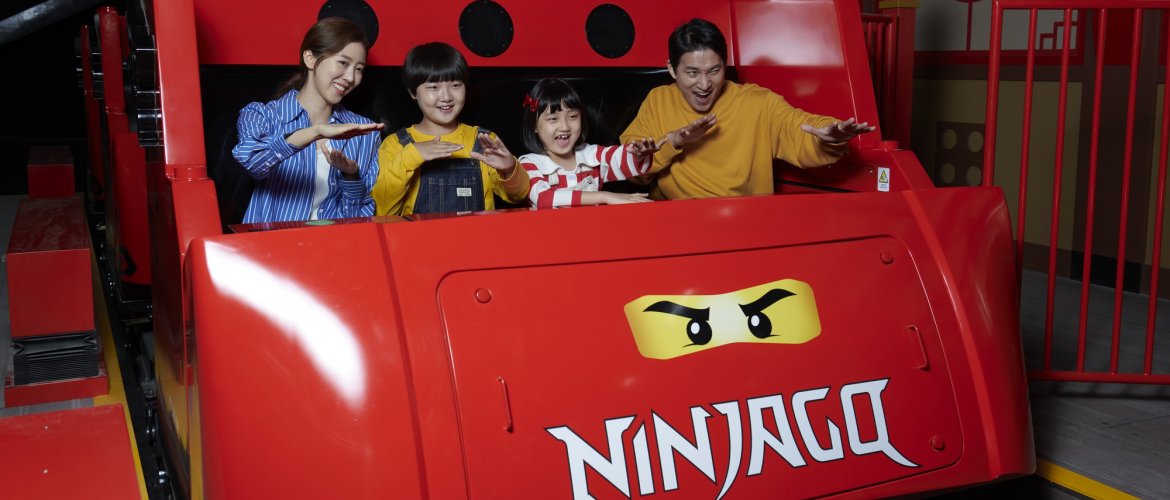 Important information and requirements for Legoland tour Families with children preparing for Legoland day trip with comfortable gear