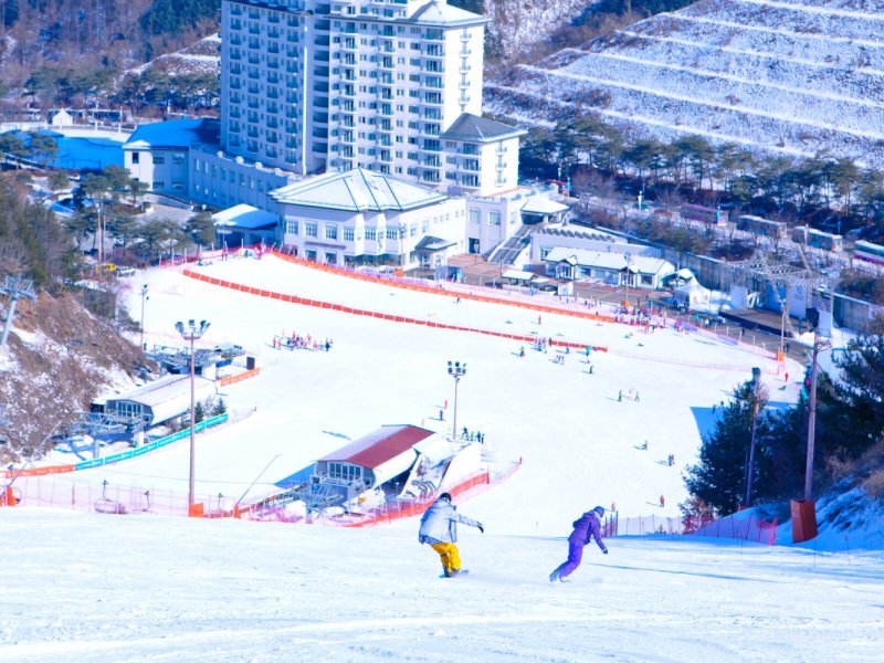 Elysian Gangchon Ski Beginner Lesson Beginners learning to ski with instructor at Elysian Gangchon