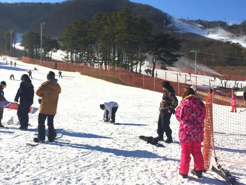 Beginner Ski Lesson at Jisan Beginner ski lesson with instructor