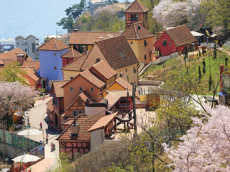 Tour FAQs Family and couple asking questions about the day trip